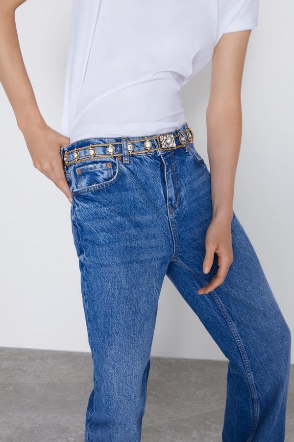 Cinturón metálico con aplicación de joyas y cierre con gancho metálico (Zara, 19,95 euros).