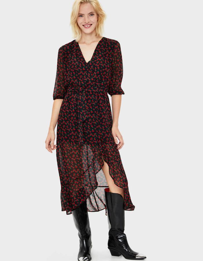 Vestido de flores de Bershka (29,99 euros) confeccionado en chifón y con estampado de flores, manga tres cuartos y escote cruzado en pico. Botas cowboy con la puntera metalizada, un tacón de 5 centímetros y un largo de caña de 38 centímetros (Bershka, 59,99 euros).