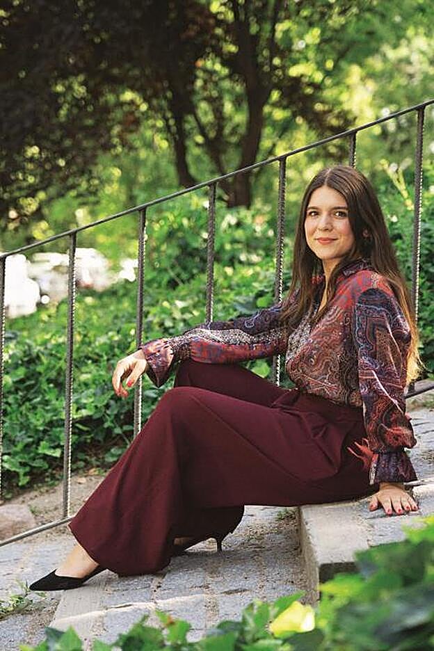 Miriam, camisa de Javier Simorra, pantalón de Adolfo Domínguez y zapatos de Mascaró.