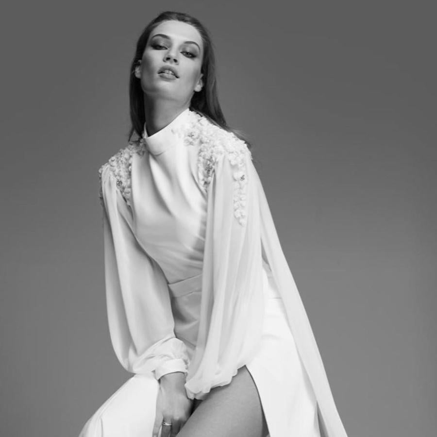 Detalle de la parte superior del vestido indiana, con apliques de flores en los hombros.