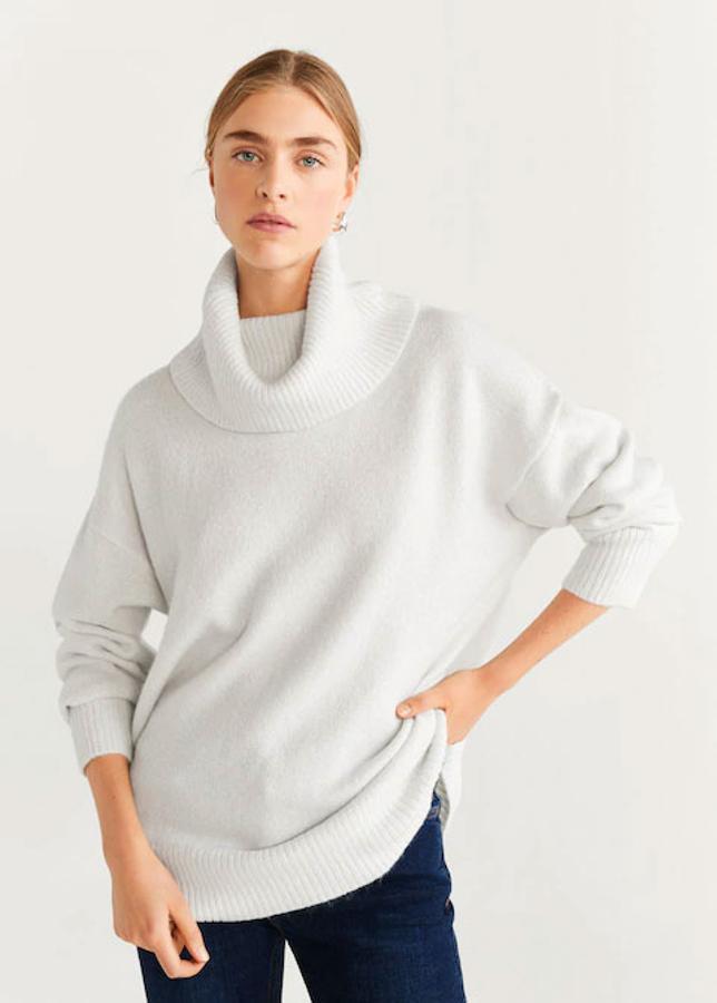 Jersey con cuello tipo chimenea en color blanco crudo, 29,99 euros.