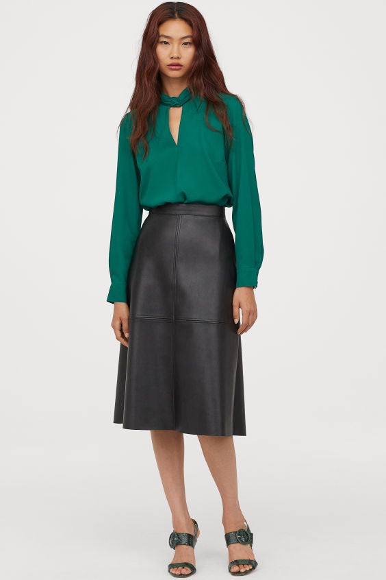 Súmate al tejido más sexy de la temporada también para ir a la oficina con esta falda efecto piel de corte evasé por debajo de las rodillas. ¡Pura tendencia!. (39,99 euros).