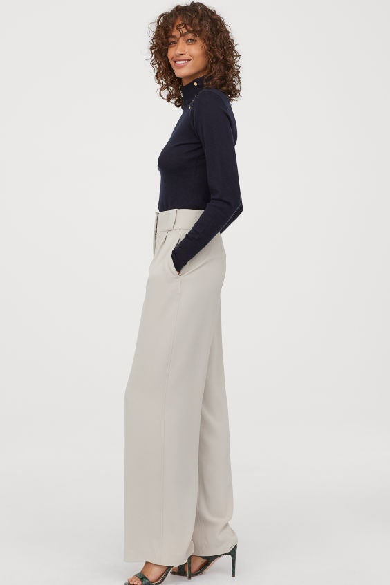 Jersey de punto fino con cuello cisne y detalle de botones. Elegante y sofisticado para combinar con tus pantalones favoritos. (19,99 euros).