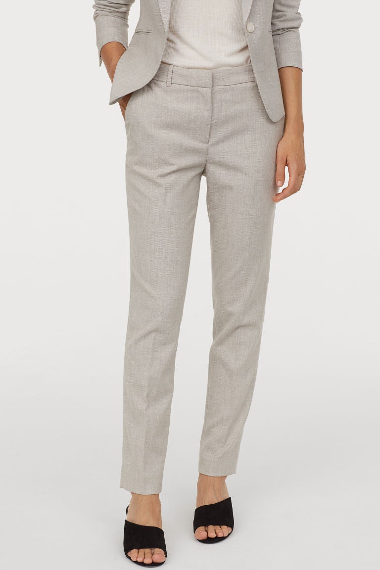 Los pantalones de traje son casi obligatorios en un look de oficina acertado. Ficha estos beige de H&M que no te vas a quitar en todo el otoño. Disponible en más colores. (19,99 euros).