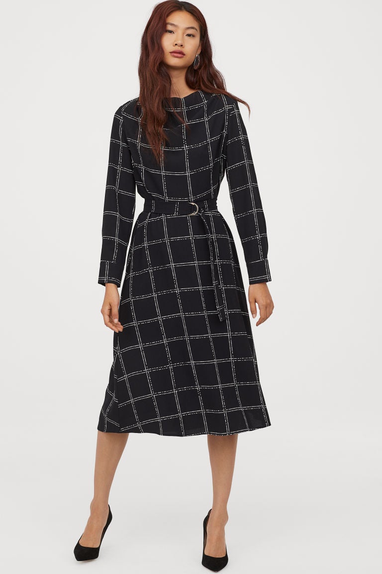 Vestido midi con cinturón y estampado de cuadros. Discreto como un vestido monocolor pero original y diferente a los clásicos de oficina que ya tienes en el armario. (34,99 euros).