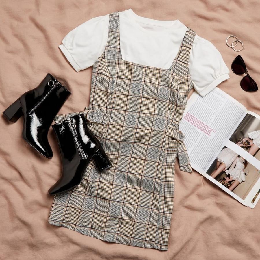 Estos botines de charol  negro y tacón ancho (19 euros en Primark).