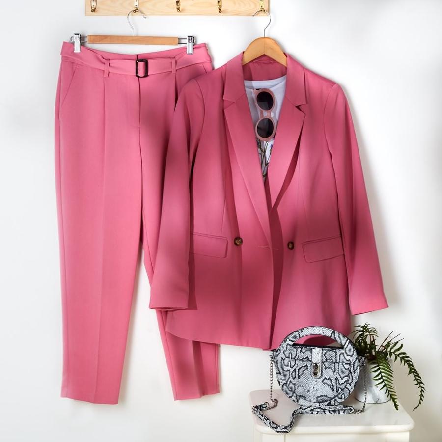 Este traje rosa chicle , perfecto para marcar estilo en la oficina, con blazer (20 euros) y pantalón (13 euros) a juego.