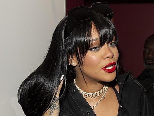 Un primer plano en el que podemos ver con detalle el flequillo que ha estrenado Rihanna.