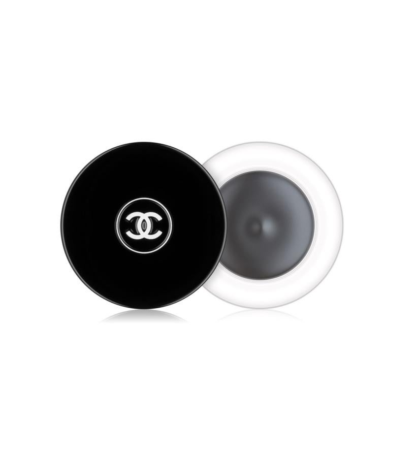 Su textura es una combinación de crema gelatinosa que se desliza rápida y fácilmente y deja un acabado vinilo de brillo intenso. Ideal para las que buscan un delineador en gel de alto impacto para dibujar una línea suave o dramática. Sus polímeros filmógenos aseguran una adherencia perfecta al párpado, garantizando una duración de 8 horas gracias a sus propiedades resistentes a la humedad y al sudor. (33 €).