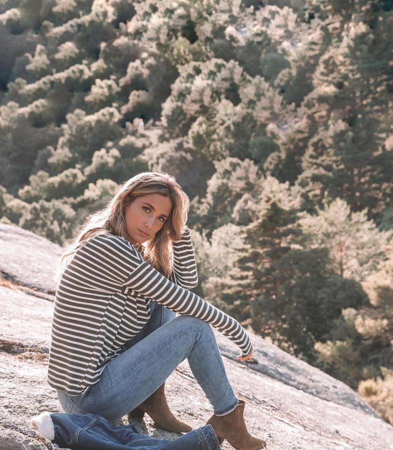 María Pombo nos descubrió  los botines cowboy más baratos y bonitos . Son de Springfield y los conjuntó con jeans pitillos y jersey de rayas.