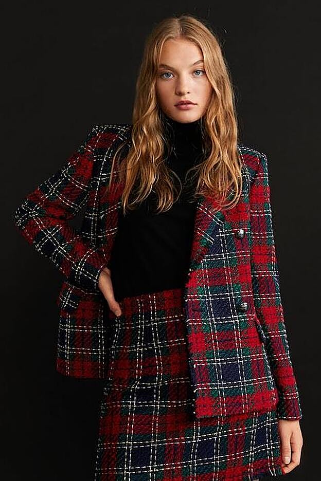 Otra opción de chaqueta de tweed en tonos verdes y rojos, de Mango.