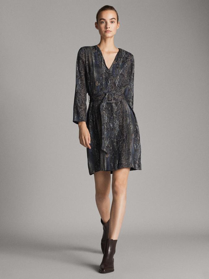 El estampado de serpiente sigue en auge. Y la prueba está en este evstido corto con cinturón a juego (99,95 euros).