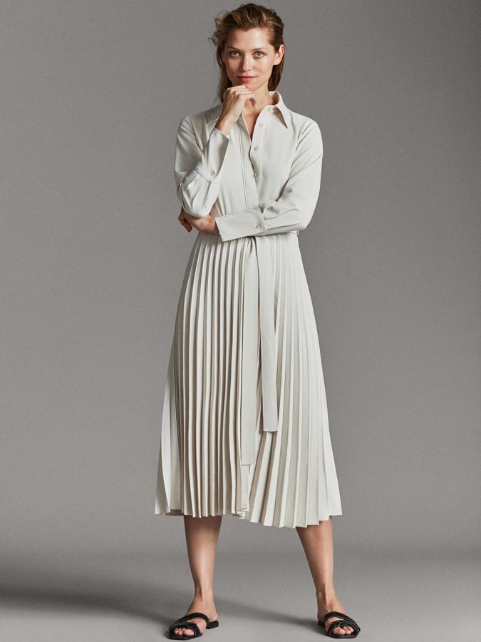 Este evstido camisero tiene un plus: su falda plisada. Y un tono que te pega con cualquier tono de botas, negras, marrones, granates... No lo dejes escapar (129 euros).