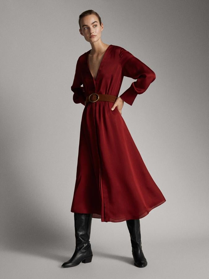 Las amantes de las prendas sencillas tienen en este vestido de gasa granate su mejor alido. además, su cinturón de piel afina la silueta (99,95 euros).