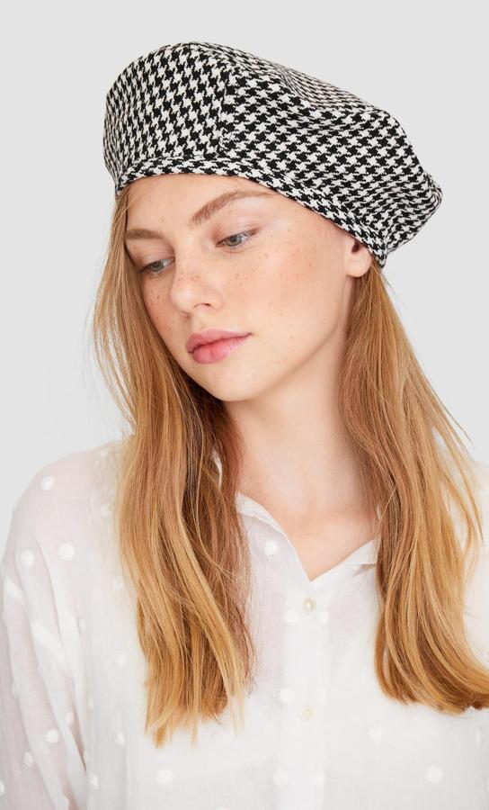 La pata de gallo también llega a los accesorios, como esta boina de Stradivarius (7,99 euros).