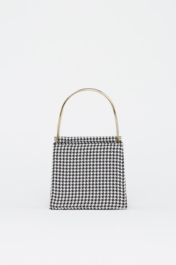 Estamos 'in love' con este bolsito mini de Sfera con asa metálica (16,99 euros).