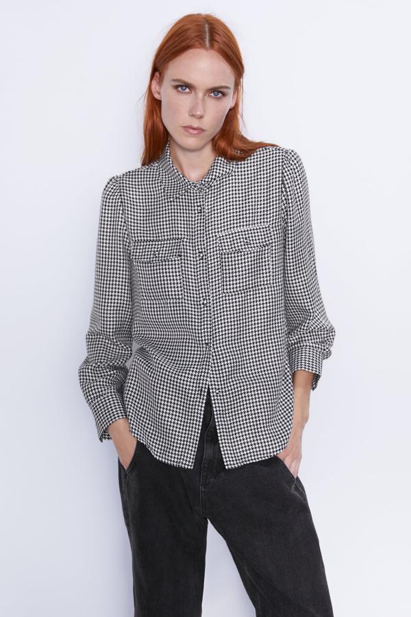 En una camisa queda así de bien. Esta es de Zara (25,95 euros).