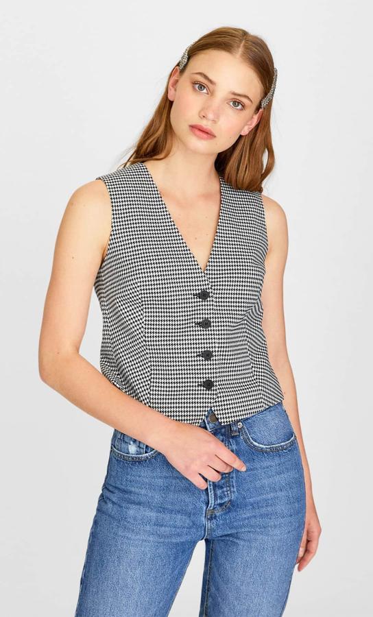El chaleco es la prenda más de moda del low cost y también lo hay con estampado de pata de gallo. Este corto es de Stradivarius (17,99 euros).