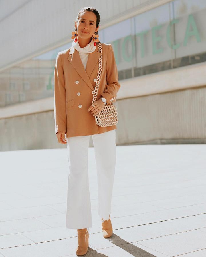 El blanco y el beige sabemos que es una combinación ganadora y ella lo lleva así de bien. Tanto que queremos copiarle este look con americana de Mango.