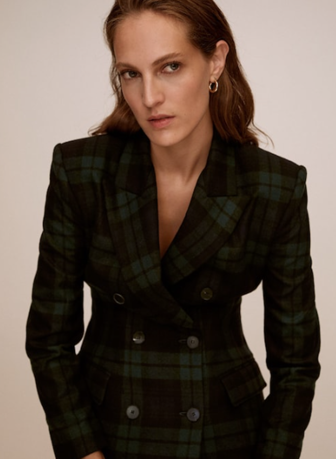 Americana estructurada de lana (79,99 euros), con cierre cruzado con doble botonadura.