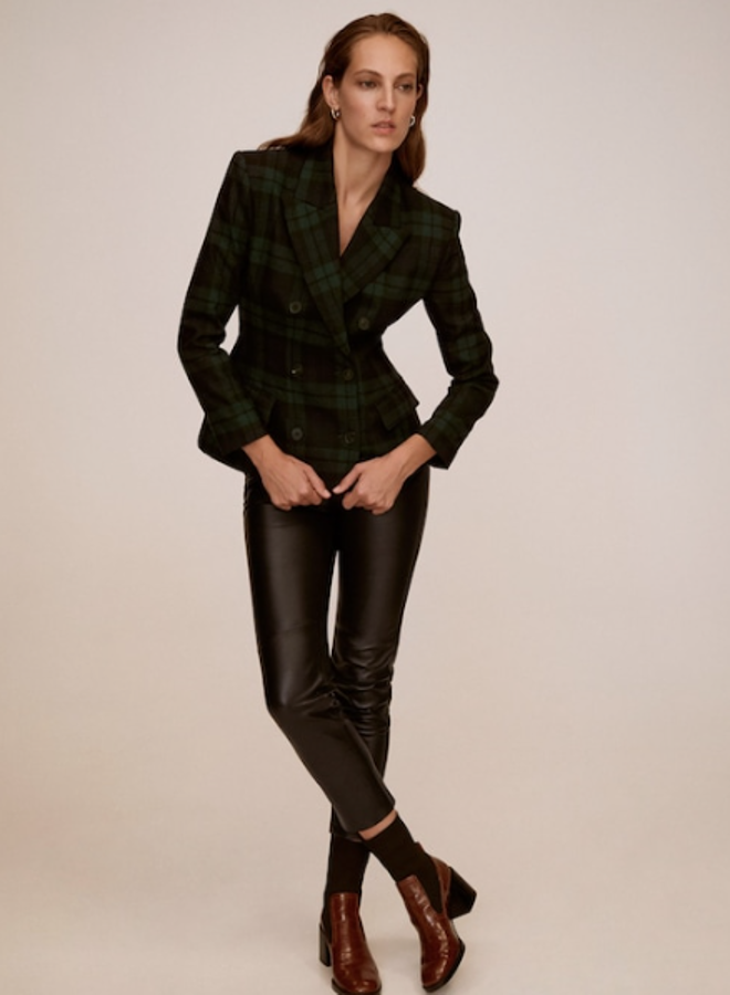 Pantalón pitillo en piel cien por cien (129,99 euros) de silueta skinny híper ajustada. Lleva trabillas en la cintura, bolsillos laterales y traseros y cierra con cremallera y botón.