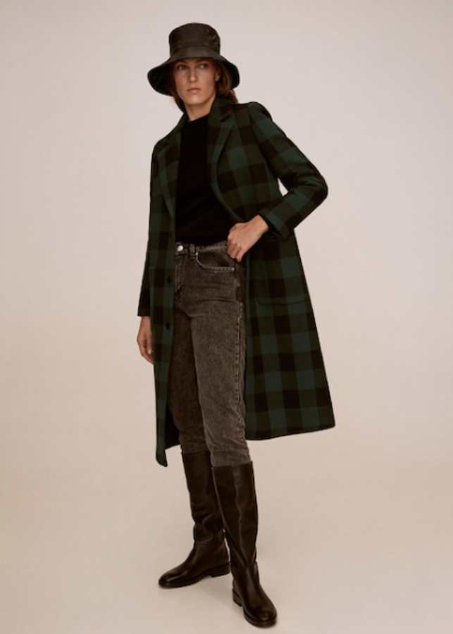 Abrigo estructurado con un estampado de cuadros (89,99 euros). Lleva cuello de solapa, manga larga, dos bolsillos delanteros y cierra con botones.
