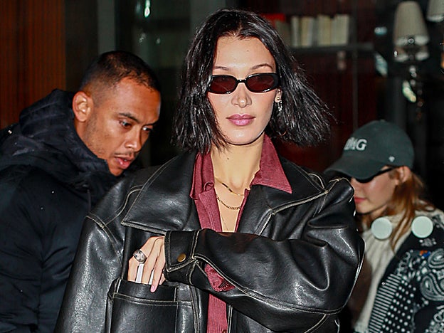 Tras el desfile de Miu Miu, Bella Hadid salió a la calle con su neuvo pelo color negro.