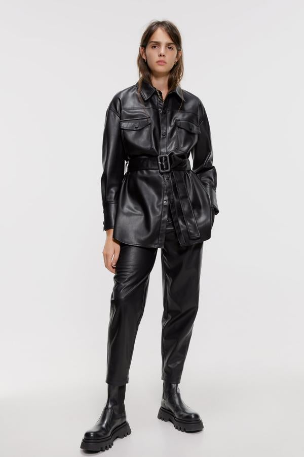 Tipo sobrecamisa, larga y con cinturón. Este modelo de nueva colección de Zara es de piel sintética y te puede dar mucho juego (39,95 euros).
