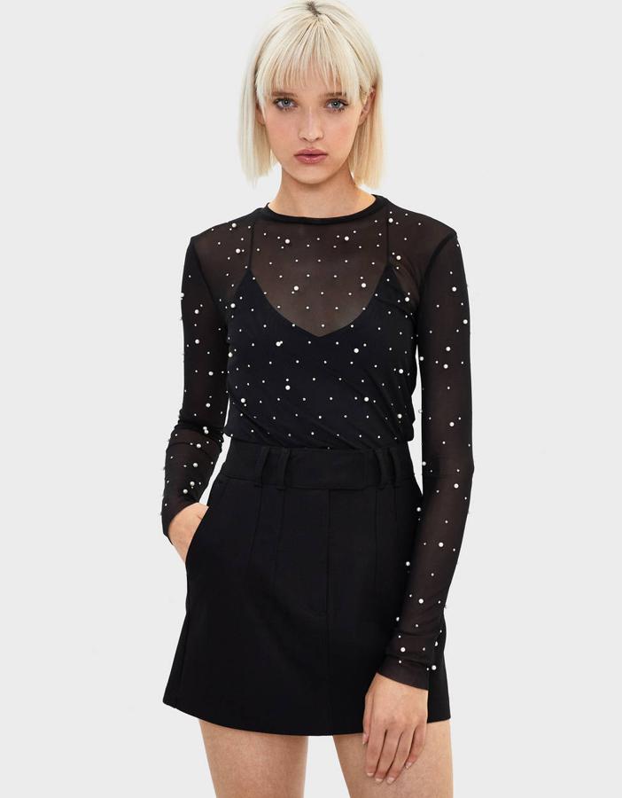 Camiseta de tul con aplicación de perlas, cuello redondo y manga larga (17,99 euros).