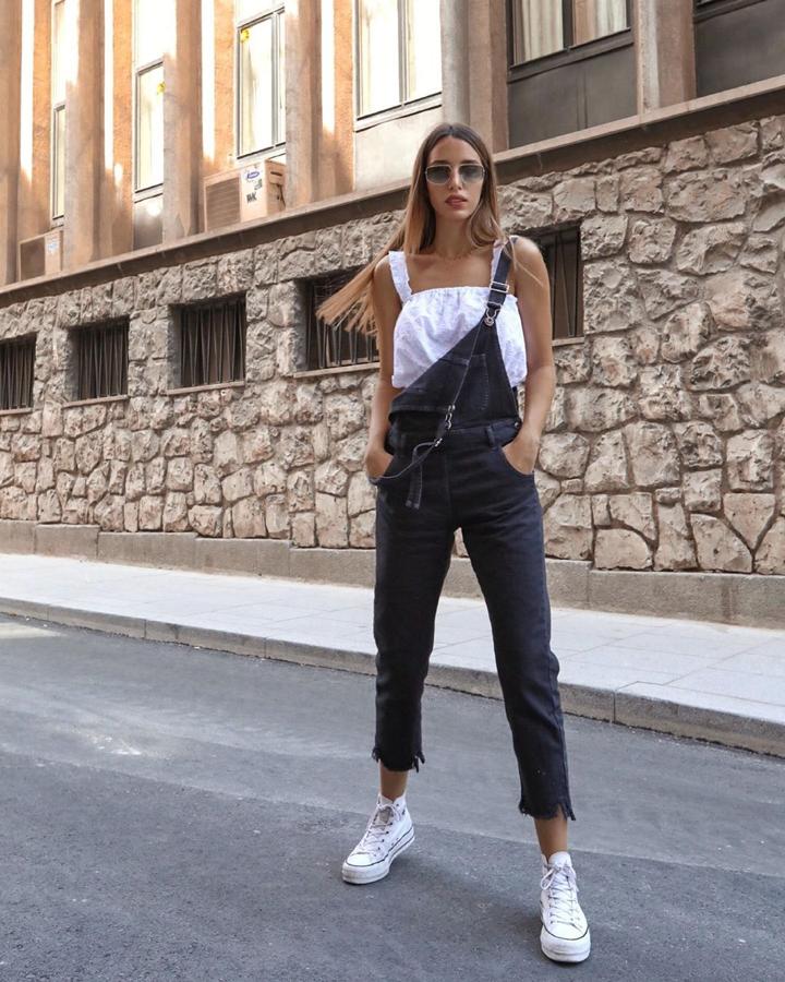 Teresa Bass enseño que  sí se sabe hacer que el peto quede bien  combinado este negro con un top blanco de Please Fashion.