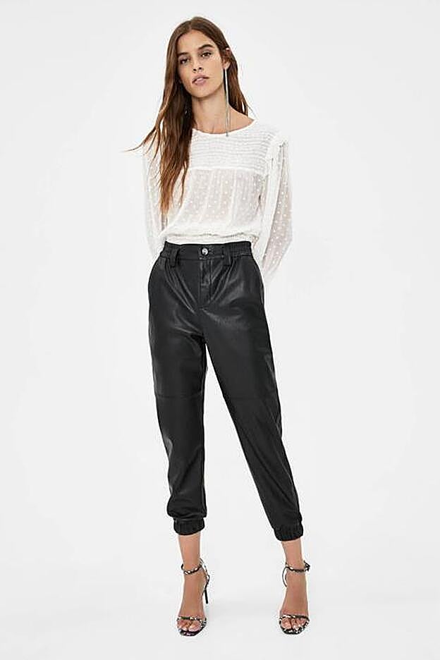 Pantalón de efecto piel, de Bershka (19,99 euros).