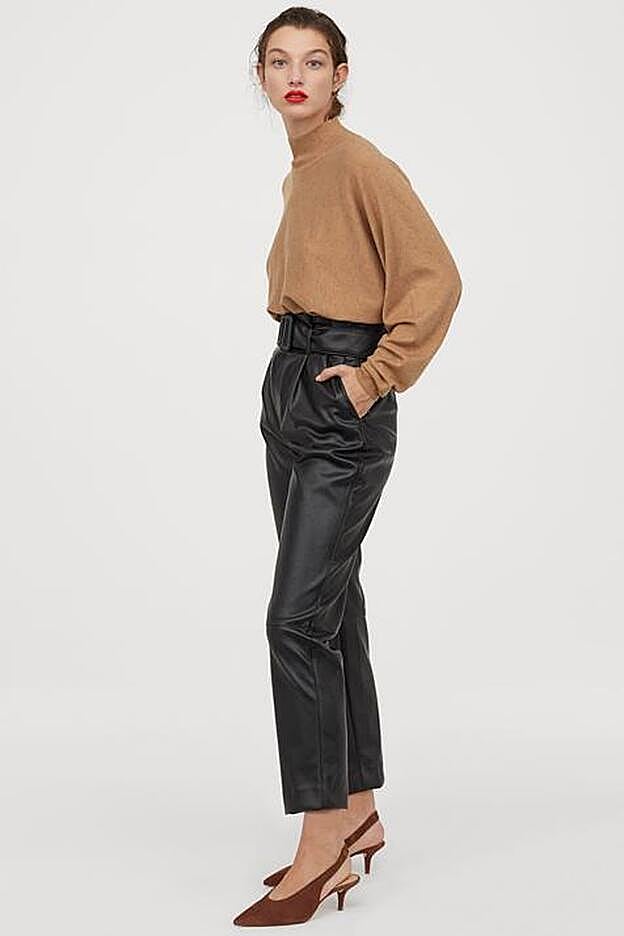 Pantalones de efecto piel con cinturón, de H&M (29,99 euros).