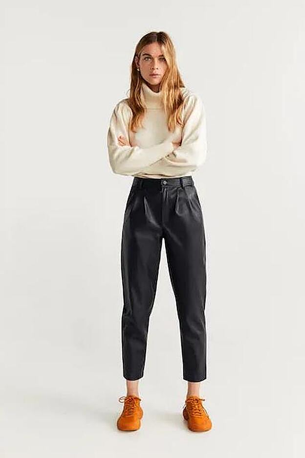 Pantalones de efecto piel de Mango (29,99 euros).