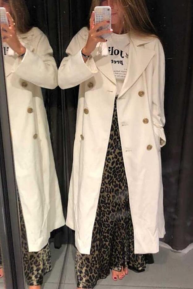 Elisa Serrano con la gabardina del momento.