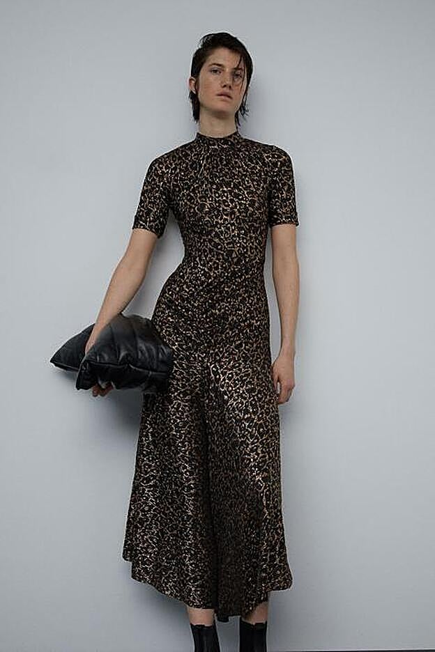 Vestido de estampado de leopardo brillante, de Sfera (29,99 euros).
