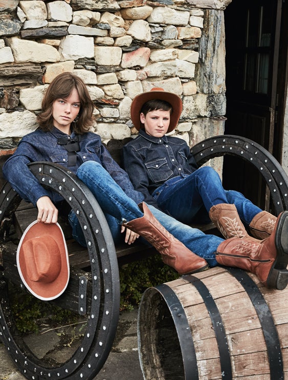 Camisa de Levi’s, lazo y cinturón de Chanel, pantalón de El Corte Inglés y botas de Pitillos. Él niño, camisa de Buenos Liberto, pantalón de Mayoral y botas de Pitillos.