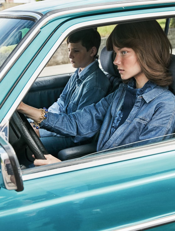 Ella lleva mono de Lee, camisa de CH Carolina Herrera y pulsera de Marta Salinas. Él, camisa vaquera de Kiabi y camisa de rayas, de Sandro.