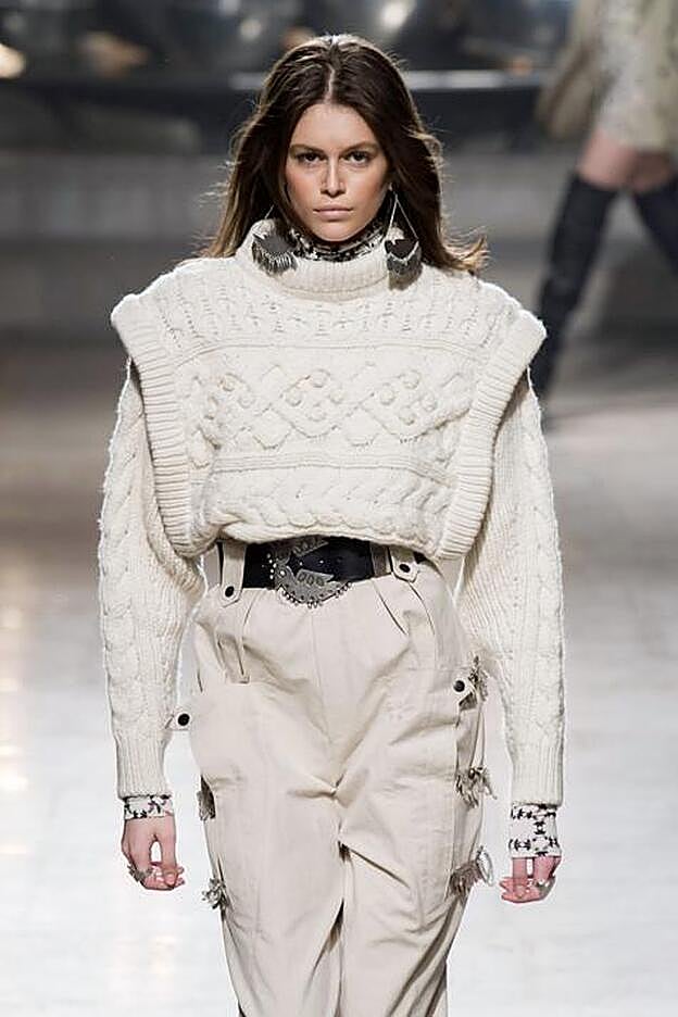 La modelo Kaia Gerber en el desfile de la colección Otoño/Invierno 2019-20 de Isabel Marant con el jersey que ha clonado Mango.