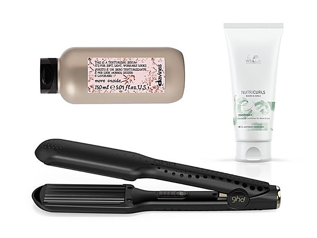 Texturizing Serum de Davines (19,05 €). Conditioner NutriCurls de Wella Professionals (26,90 €).Contour de ghd (139 €).