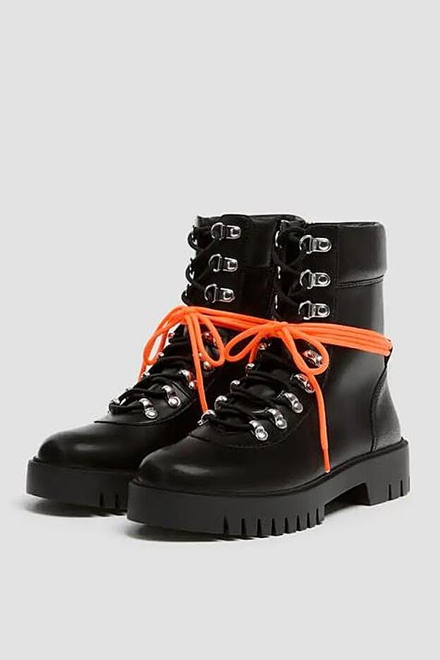 Botas militares negras de Pull&Bear (39,99 euros).