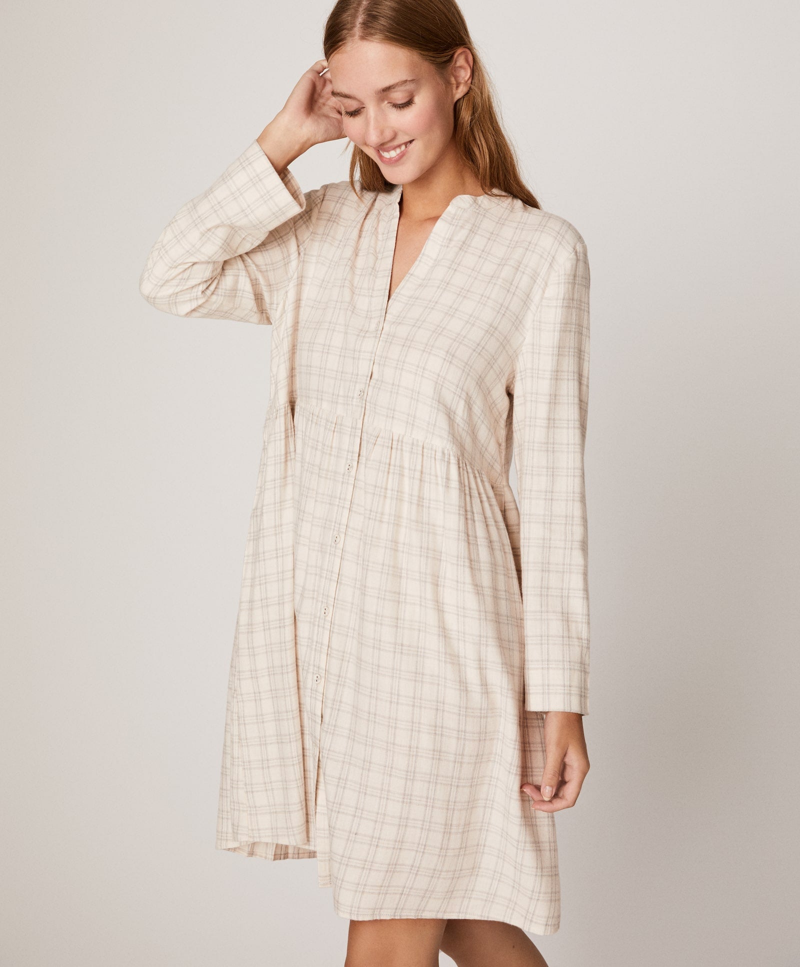 Este camisón de cuadros de Oysho (25.95 euros) es otro candidato ideal para combinar con botines cowboy, cárdigan de lana y un maxi foulard para tus looks de otoño 'comfy'.