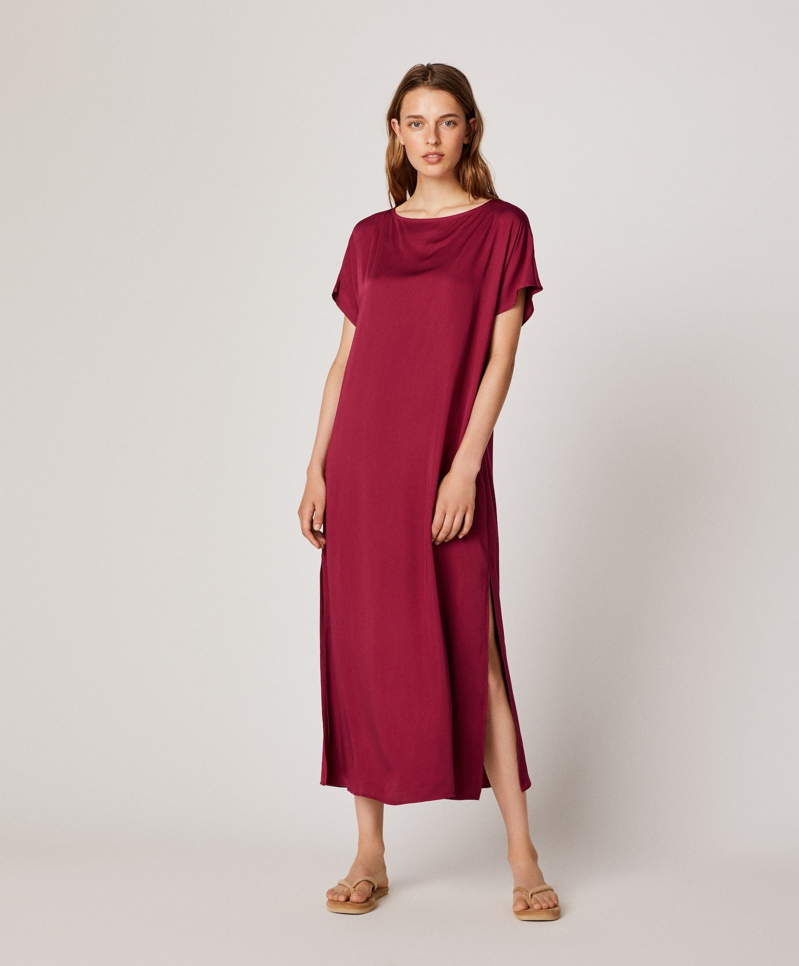 Añade un cinturón, un taconazo y unos buenos pendientes a este camisón de satén burdeos de Oysho (29.95 euros) y tendrás un look de noche súper sofisticado.