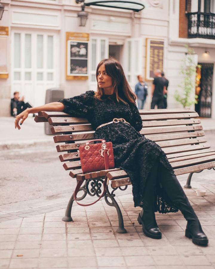 Con un vestido negro de Zara con tejido de flores en relieve, que ya es uno de nuestros favoritos de la temporada.