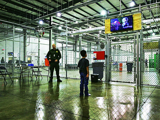 En lugar de las 72 horas que estipula desde 1997 el llamado Acuerdo Flores que regula las condiciones de internamiento de menores no acompañados, los niños pasan semanas encerrados en instalaciones similares a cárceles.