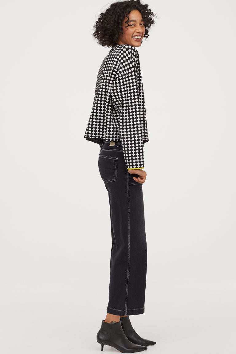 Jersey de punto con cuadros blancos y negros. (29,99 euros).