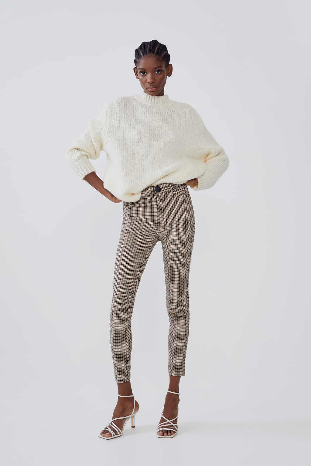 Alargan las piernas y hacen tipazo sí o sí. Ficha estos legging de Zara con estampado de cuadros. (19,95 euros).