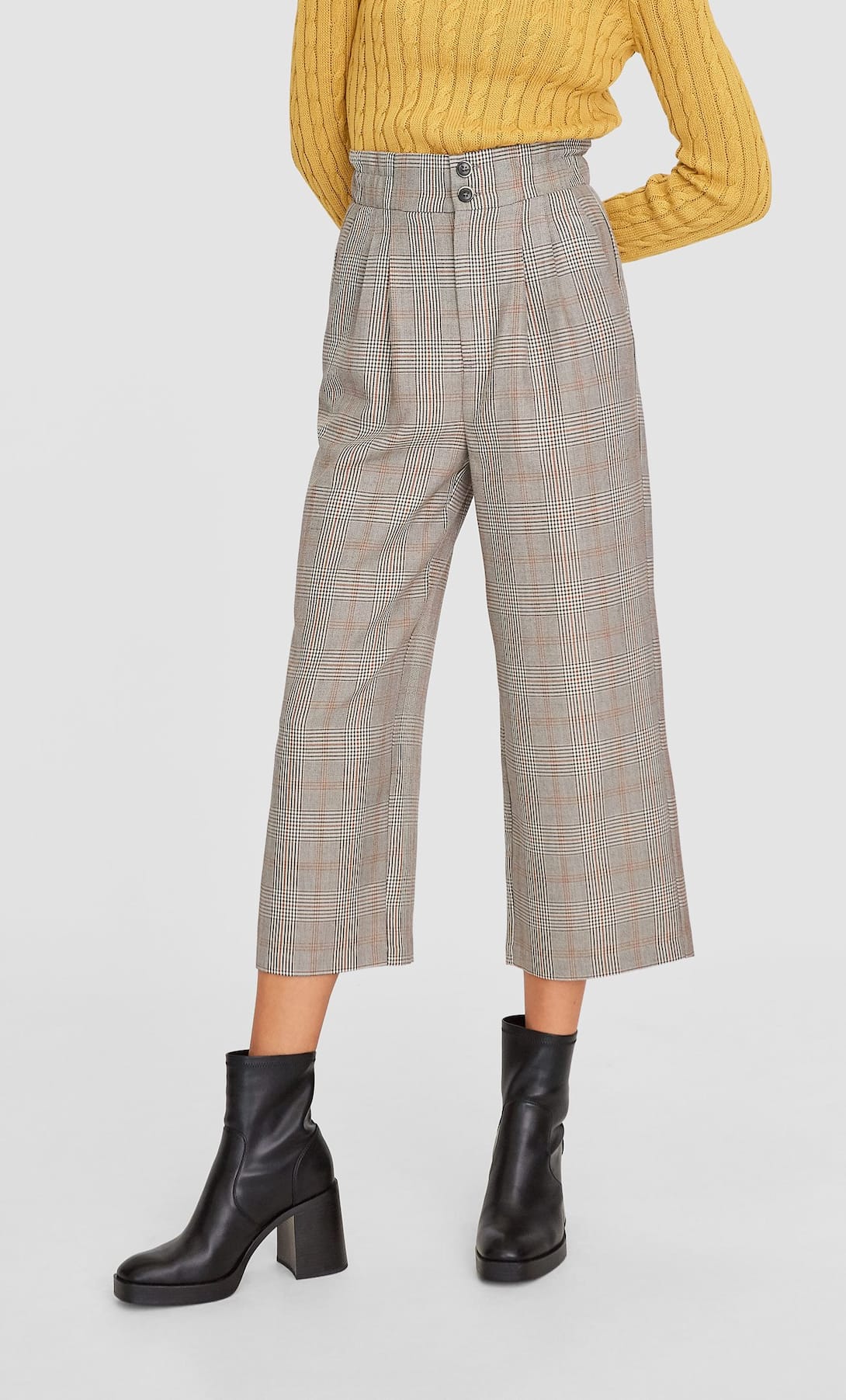 Pantalones cropped de Stradivarius con estampado de cuadros en tono gris. (19,99 euros).