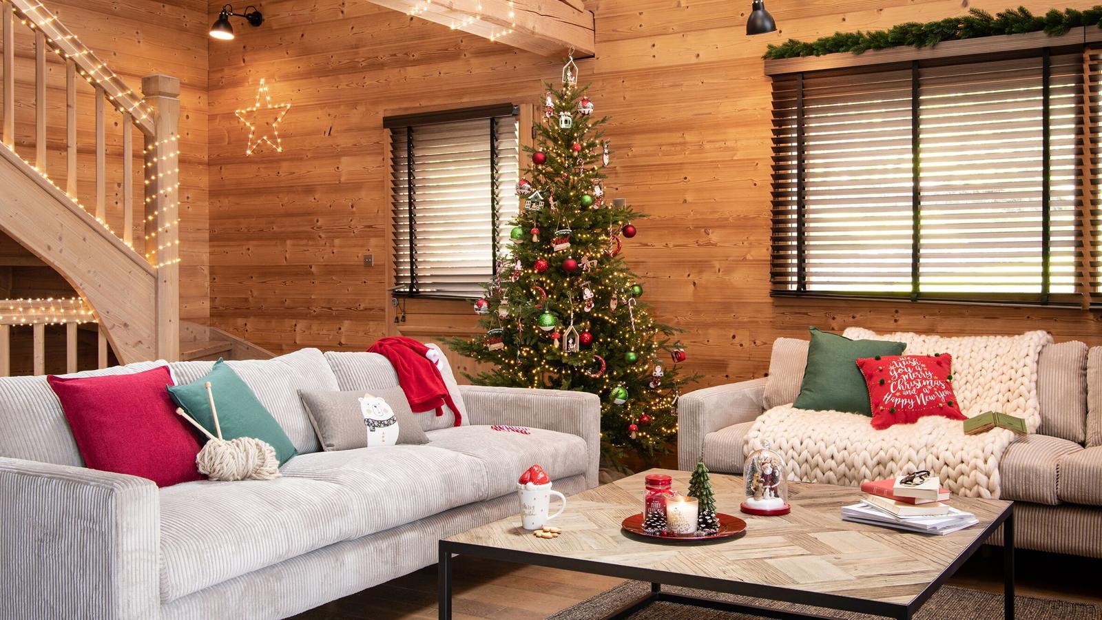 La calidez y el espíritu navideño invaden este salón de estilo clásico que nos proponen desde Maisons du Monde.