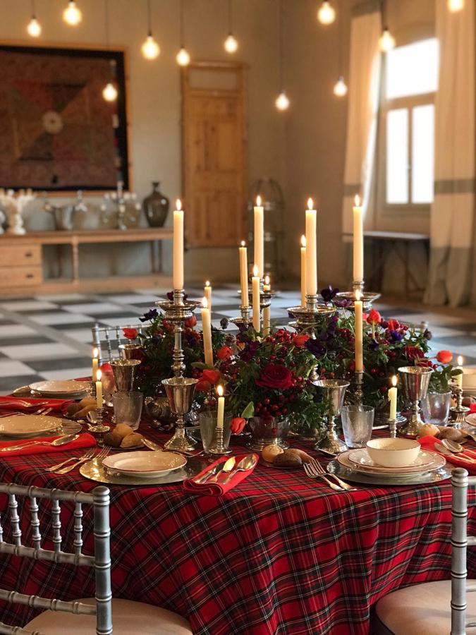 Si quieres dejar a tus invitados con la boca abierta esta Navidad, copia la decoración de esta mesa imponente que nos proponen desde Samantha Catering.