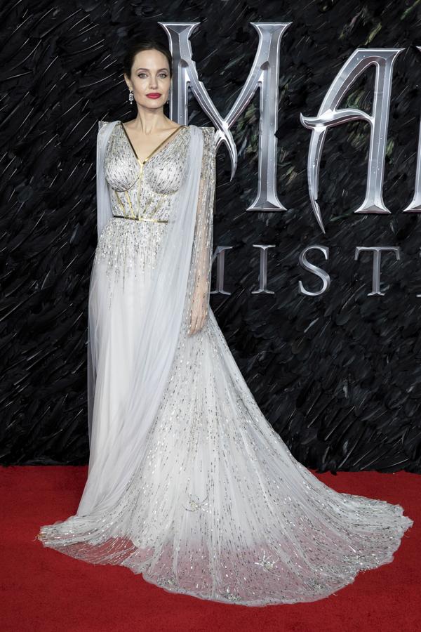 Para el estreno en Londres de 'Maléfica, maestra del mal', Angelina Jolie eligió uno de los looks más imponentes que le recordamos, un vestido joya de alta costura en color humo con capa bordada de Ralph&Russo.